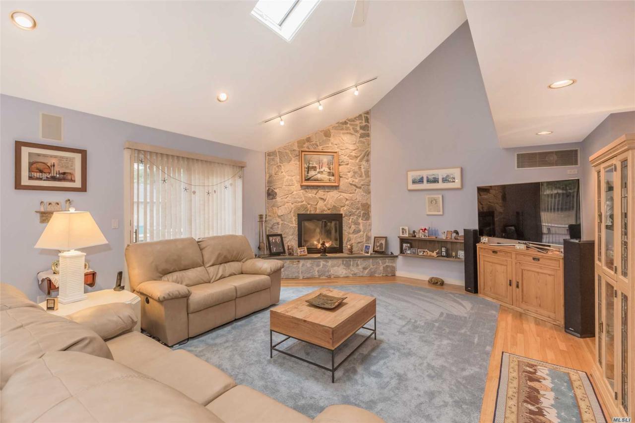 22 Tiana Rd - Photo 1