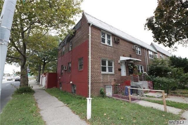 61-01 102 St - Photo 1