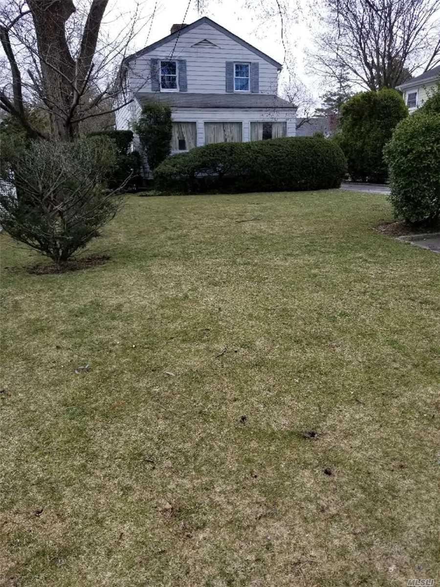 860 Plandome Rd - Photo 1