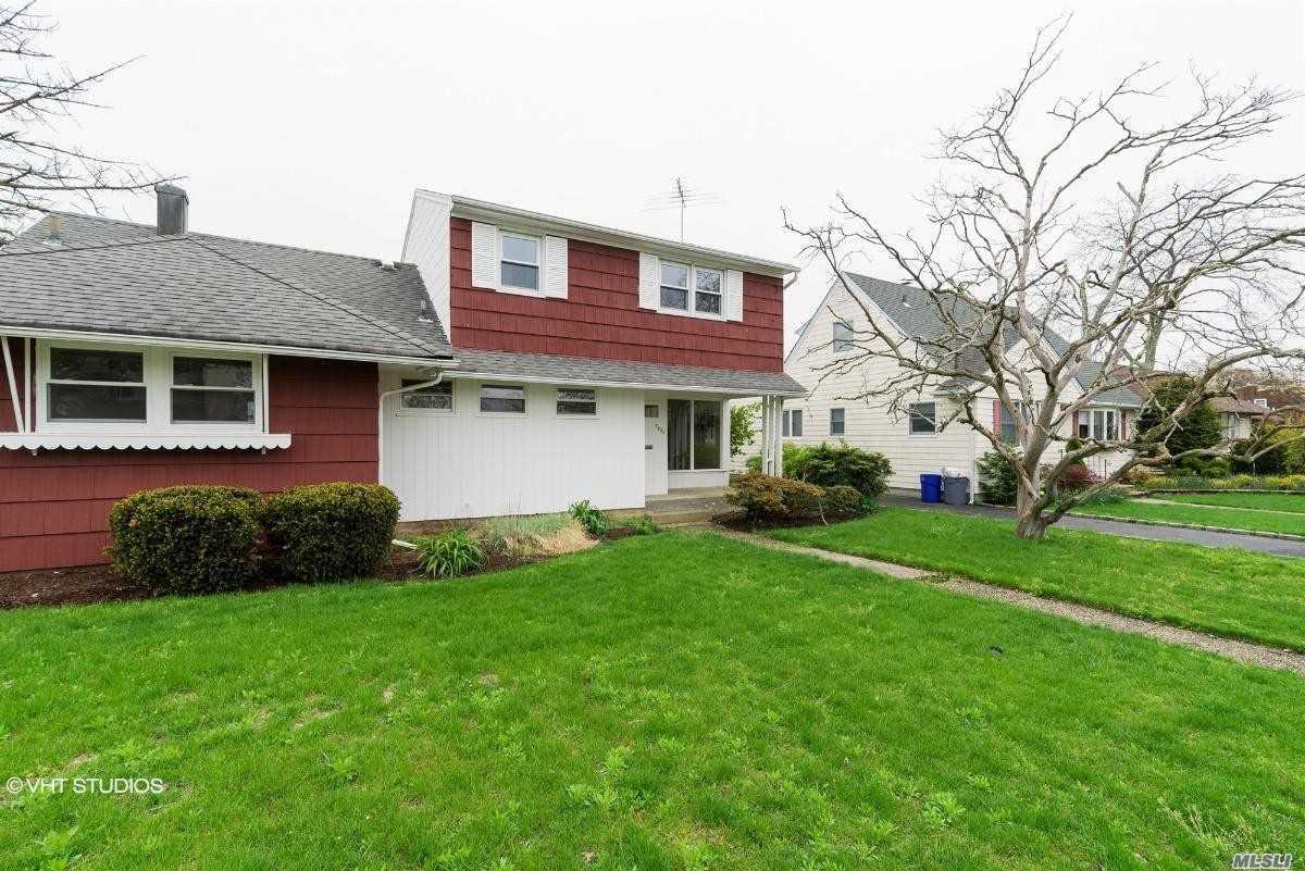 3251 Neptune Ave - Photo 1
