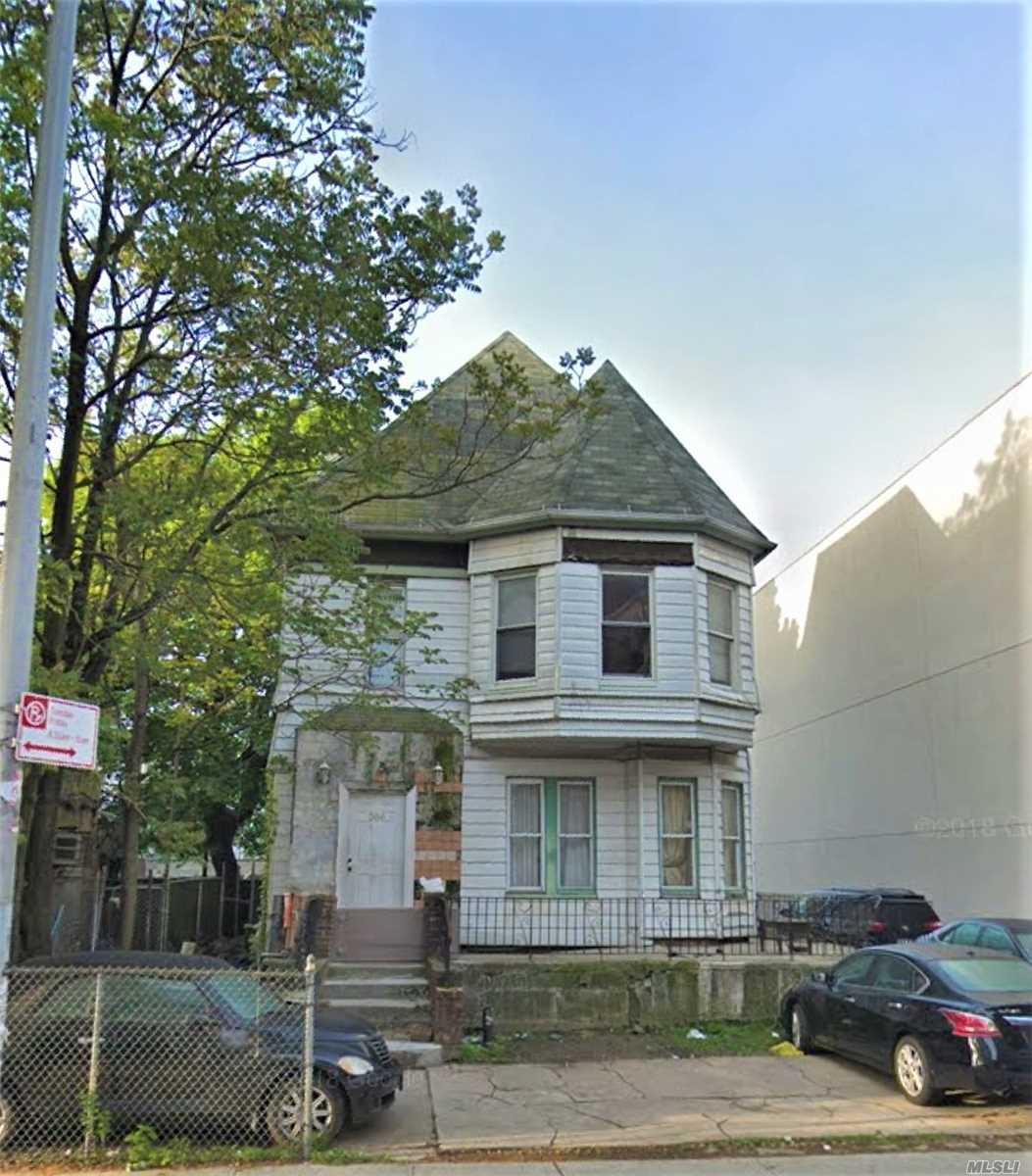 288 Hawthorne St - Photo 1
