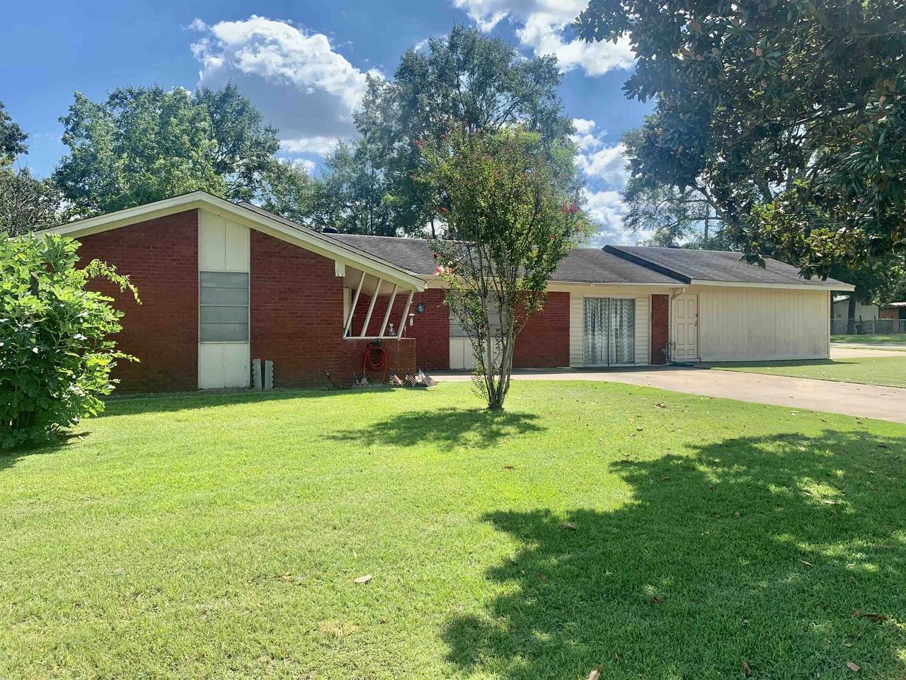 400 Carolanne Blvd - Photo 1