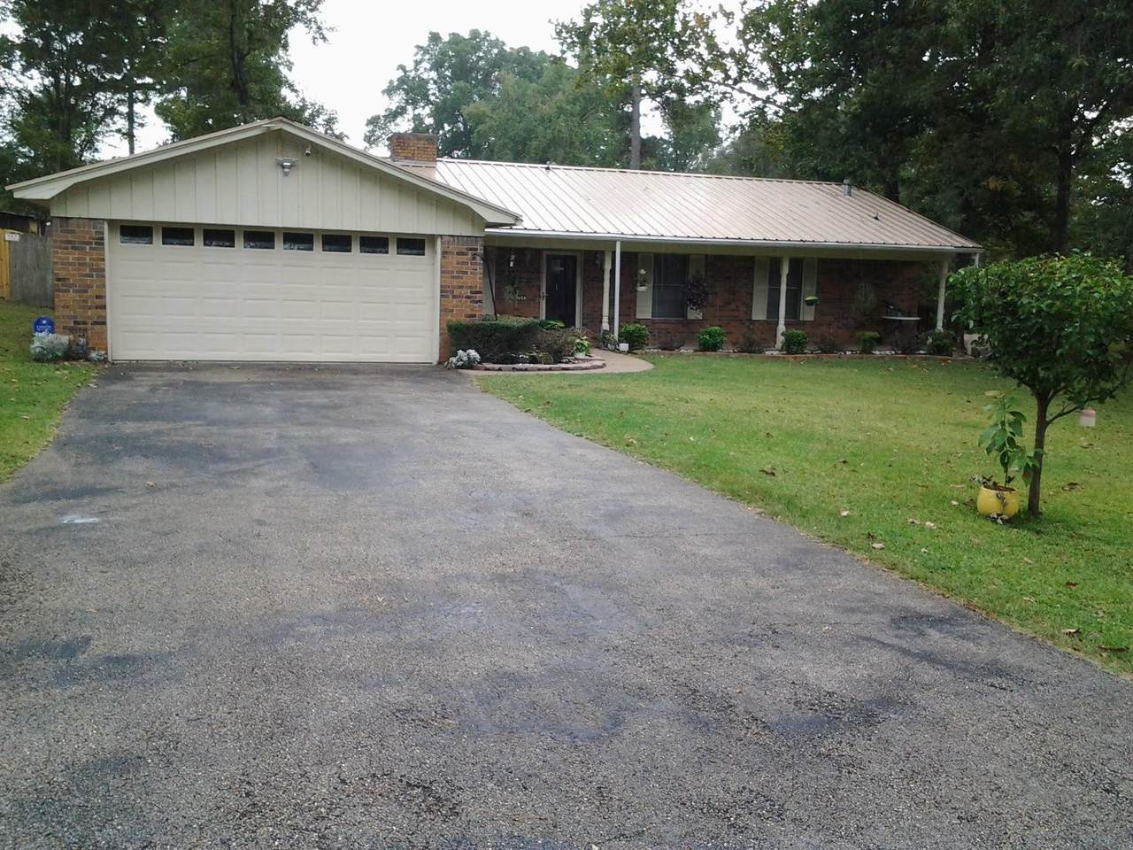 704 Vicky St - Photo 1