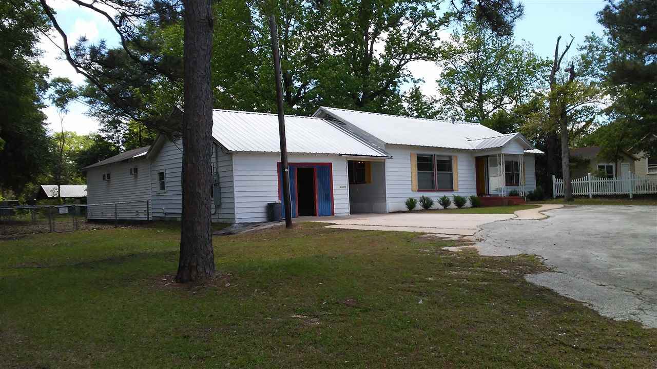 711 Sabine - Photo 1