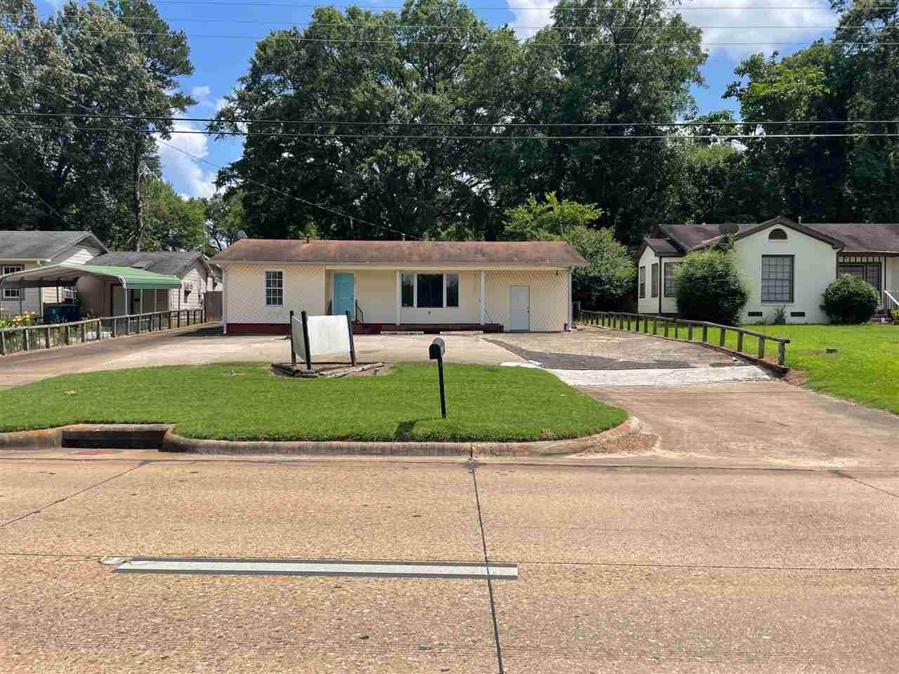 902 Pinecrest - Photo 1
