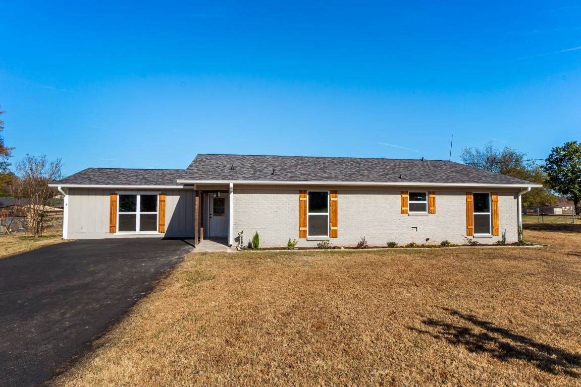 141 Oakwood Dr - Photo 1
