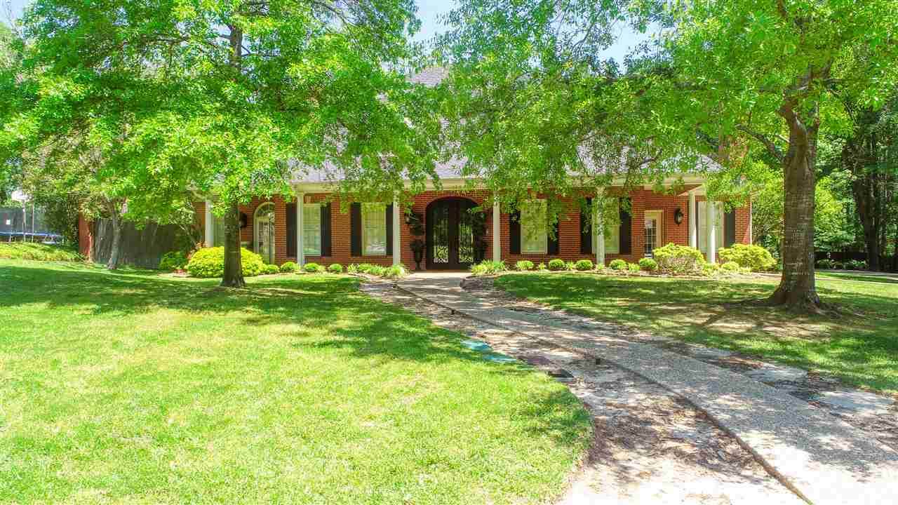 223 Hunters Circle - Photo 1