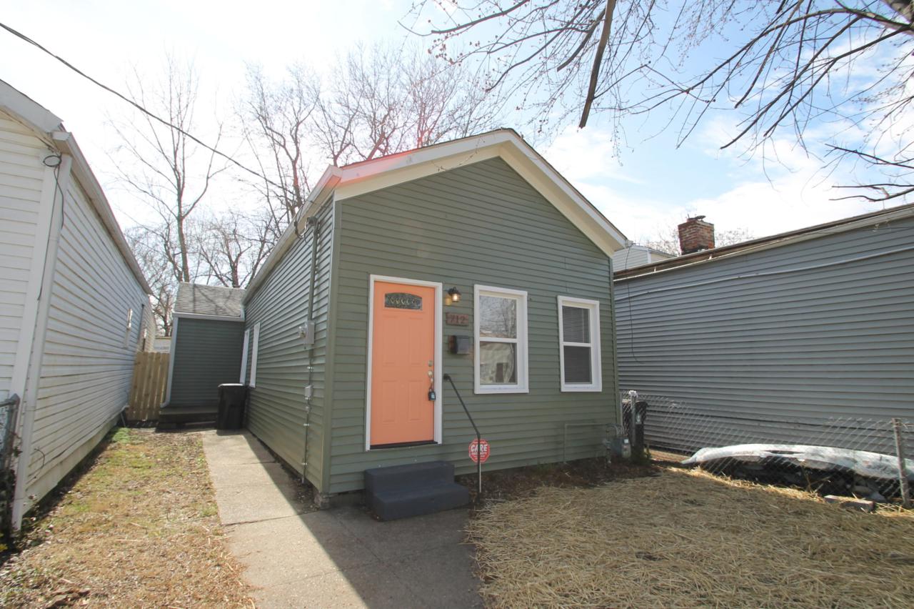 712 Camp St - Photo 1