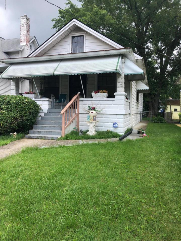 657 40th St - Photo 1