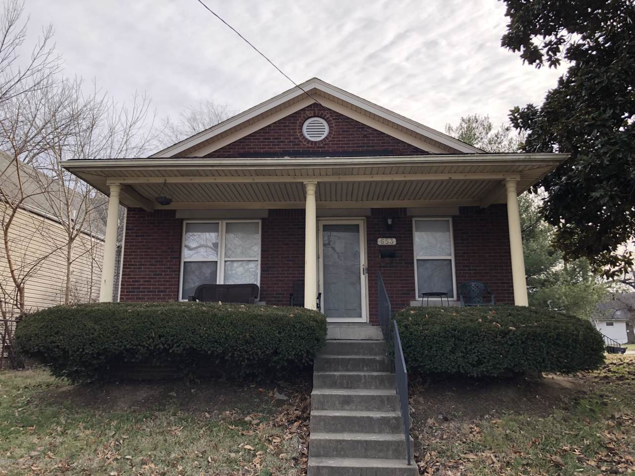 653 28th St - Photo 1