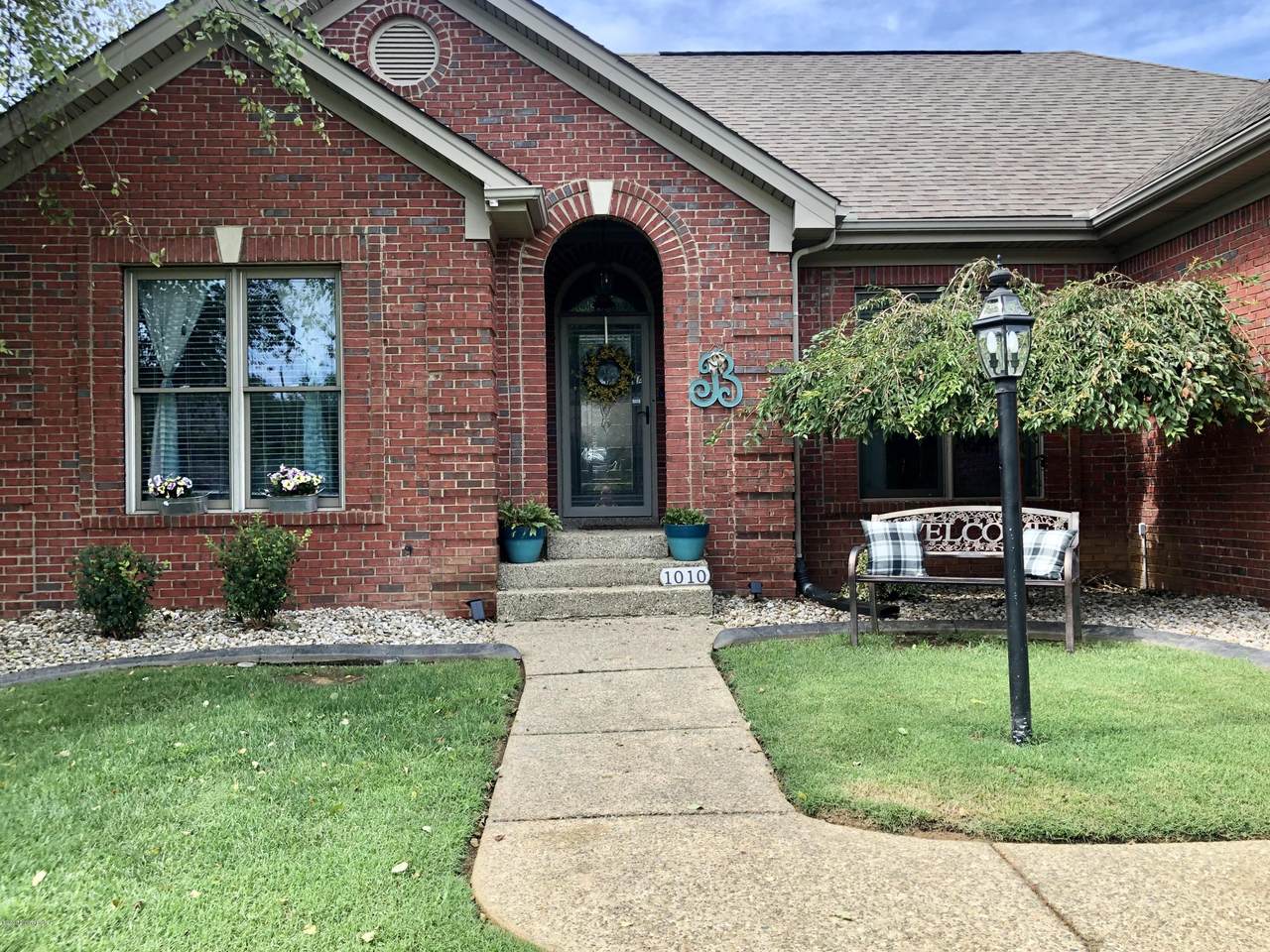 1010 Barbizon Dr - Photo 1