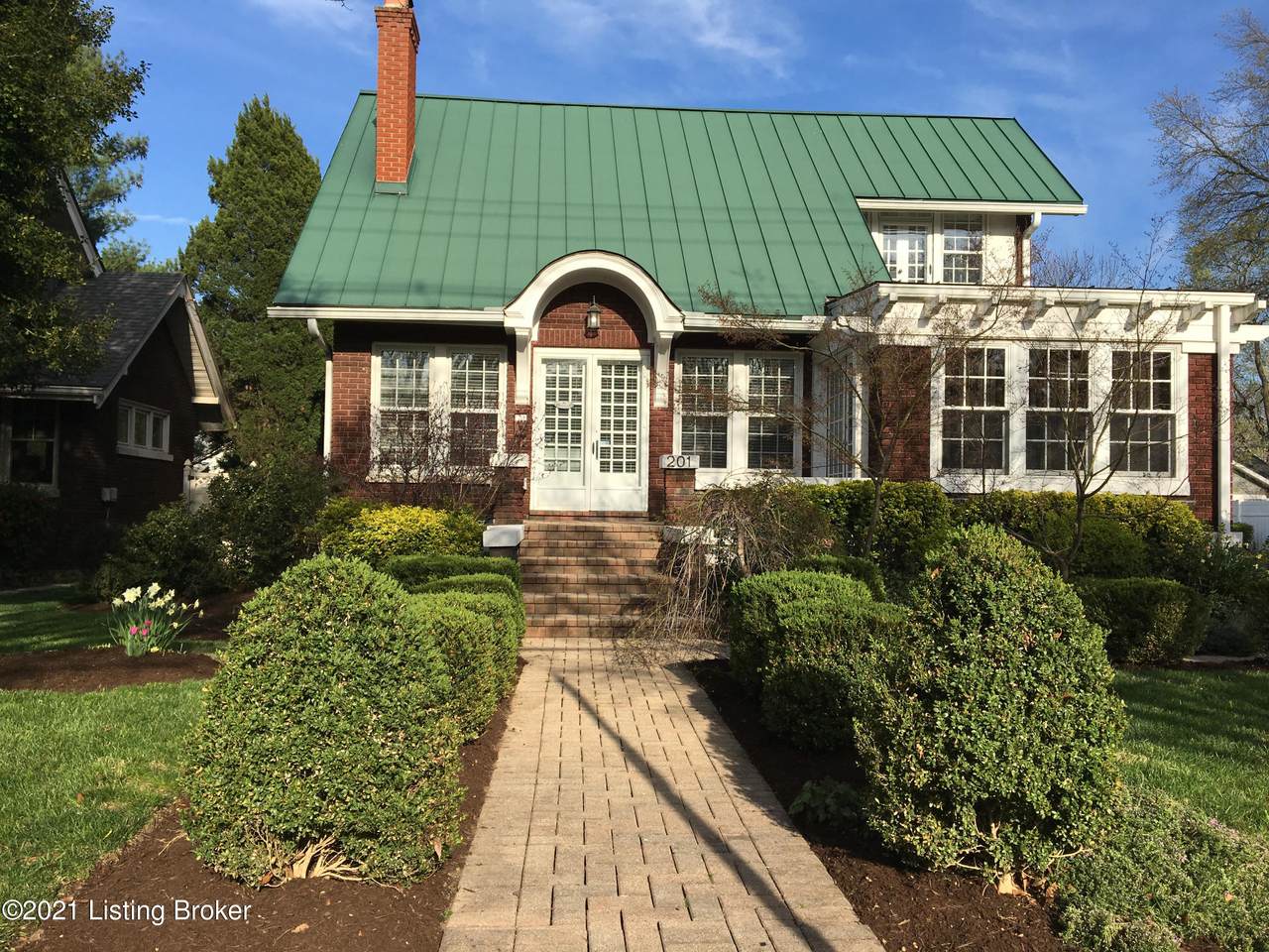 201 Hillcrest Ave - Photo 1