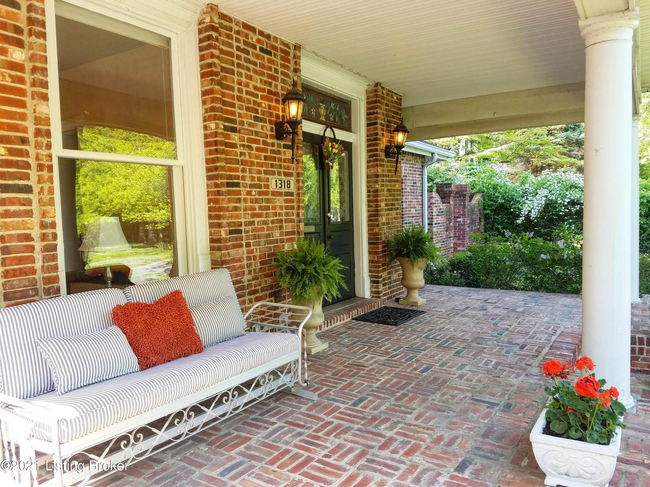 1318 Eastern Pkwy - Photo 1