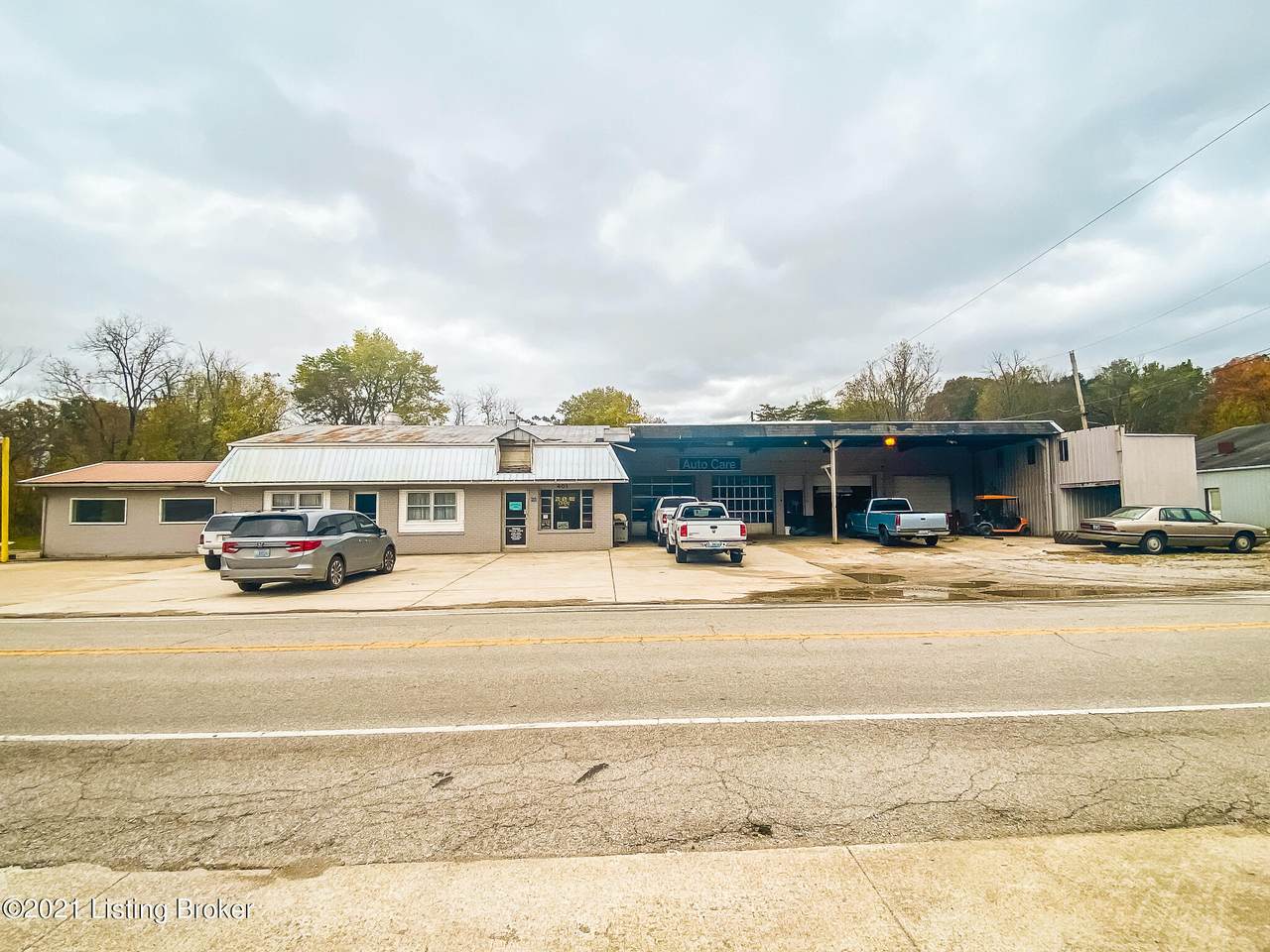 401 Maple St - Photo 1
