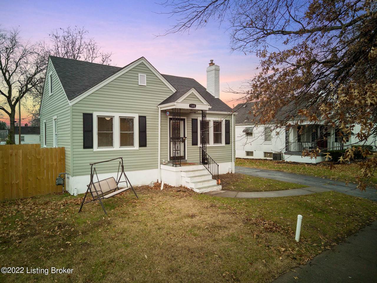1310 Larchmont Ave - Photo 1