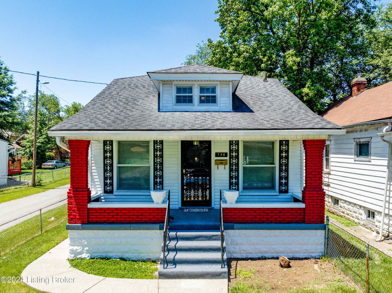 736 42nd St - Photo 1