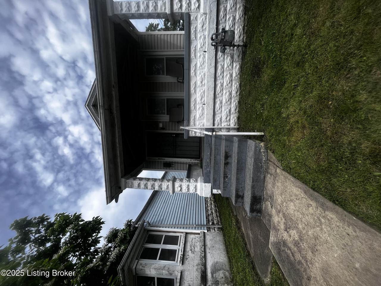 531 32nd St - Photo 1