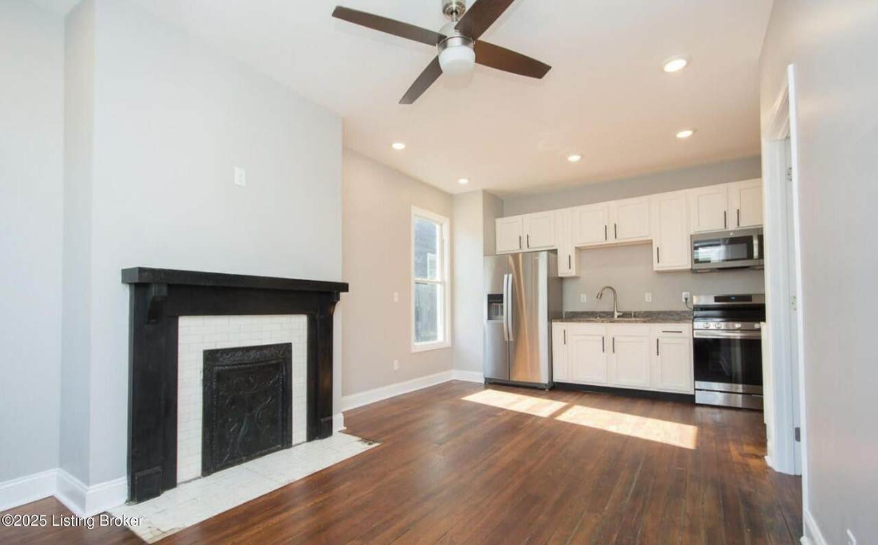 918 Ash St - Photo 1