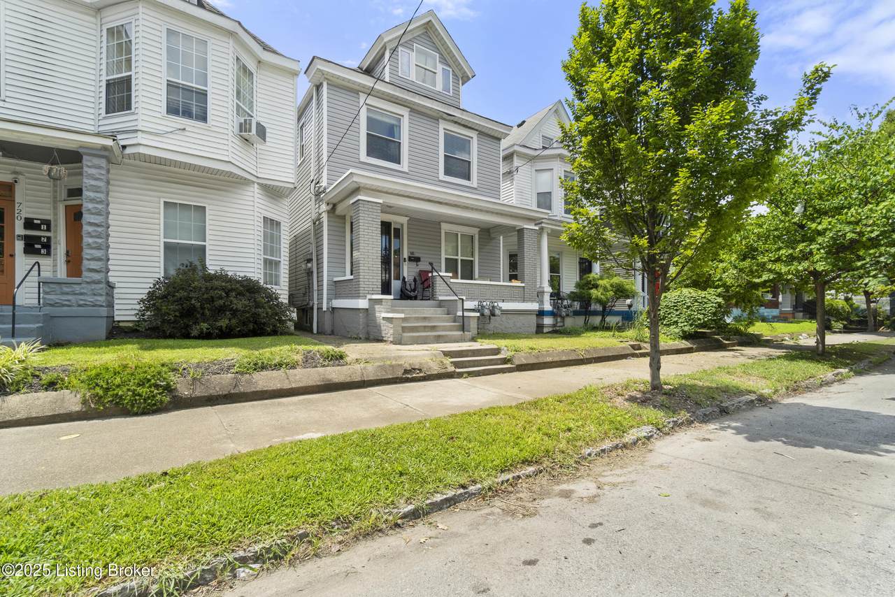 718 Oak St - Photo 1