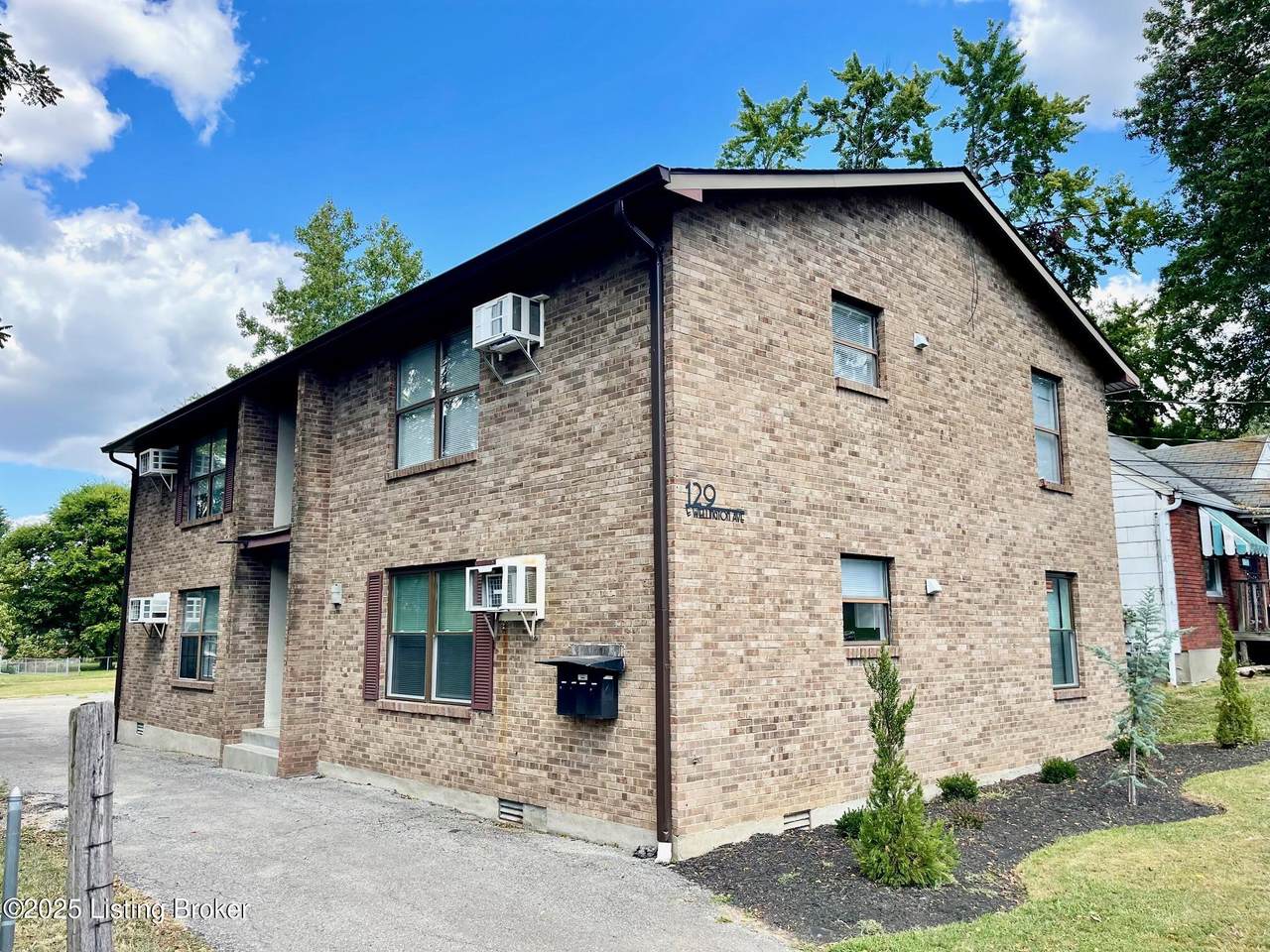 129 Wellington Ave - Photo 1