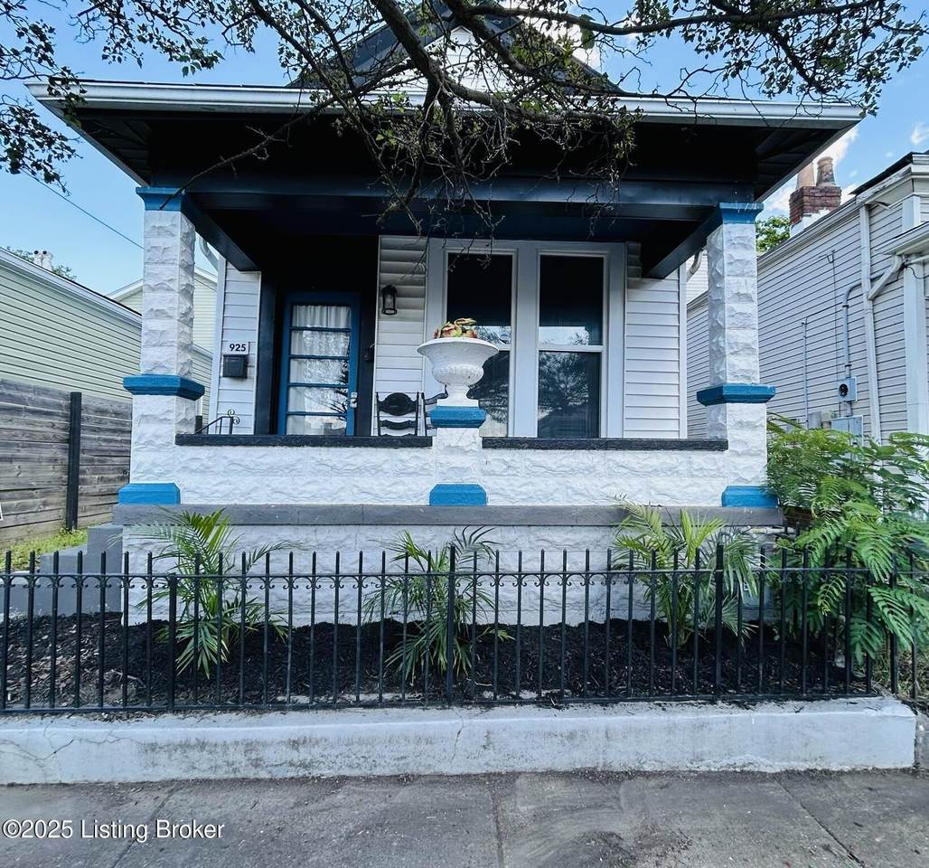 925 Preston St - Photo 1