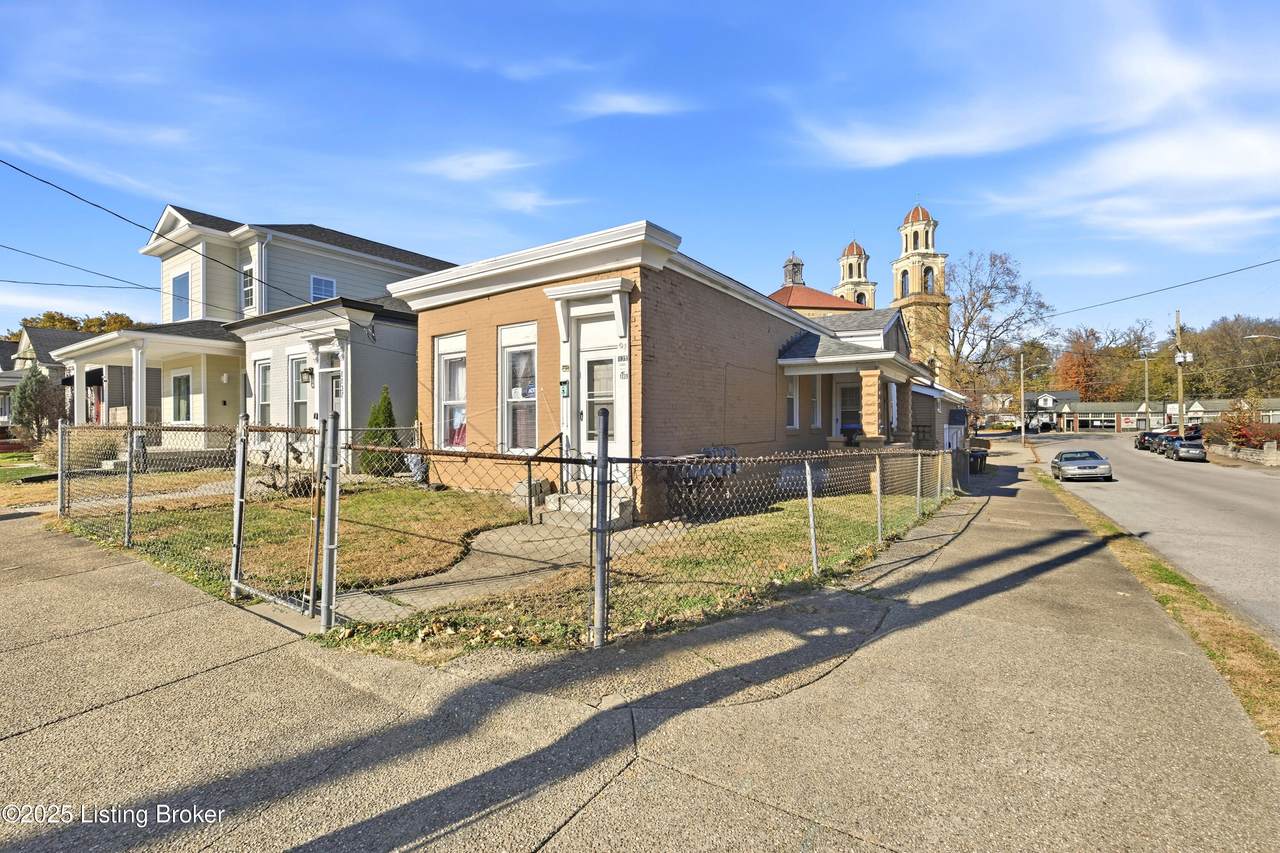 1014 Schiller Ave - Photo 1