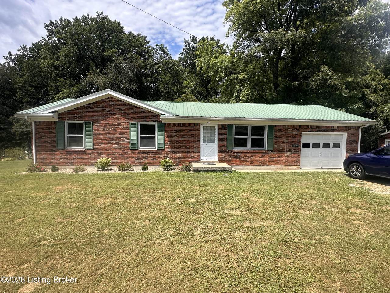 602 Broadway St - Photo 1