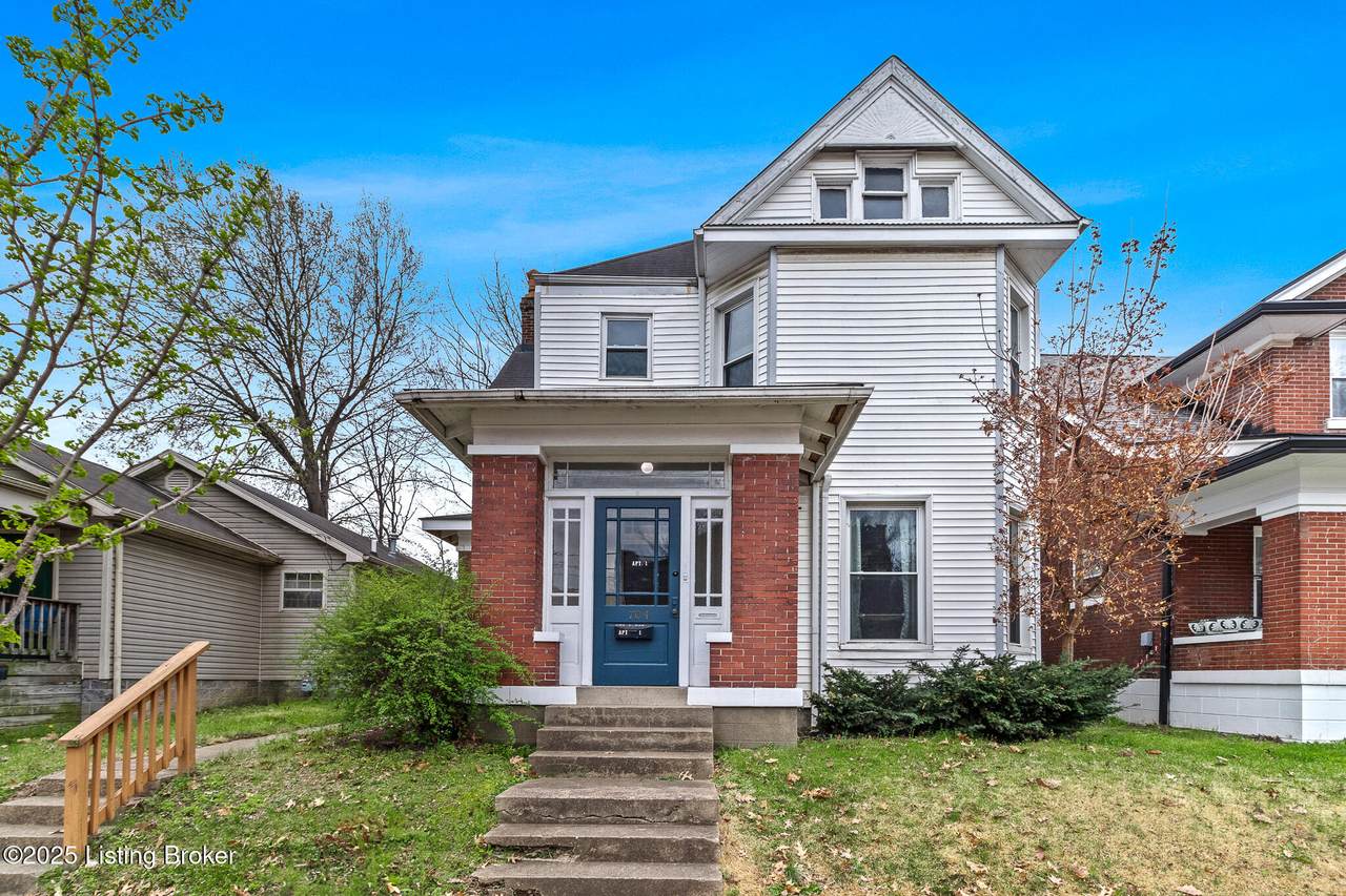 704 Oak St - Photo 1