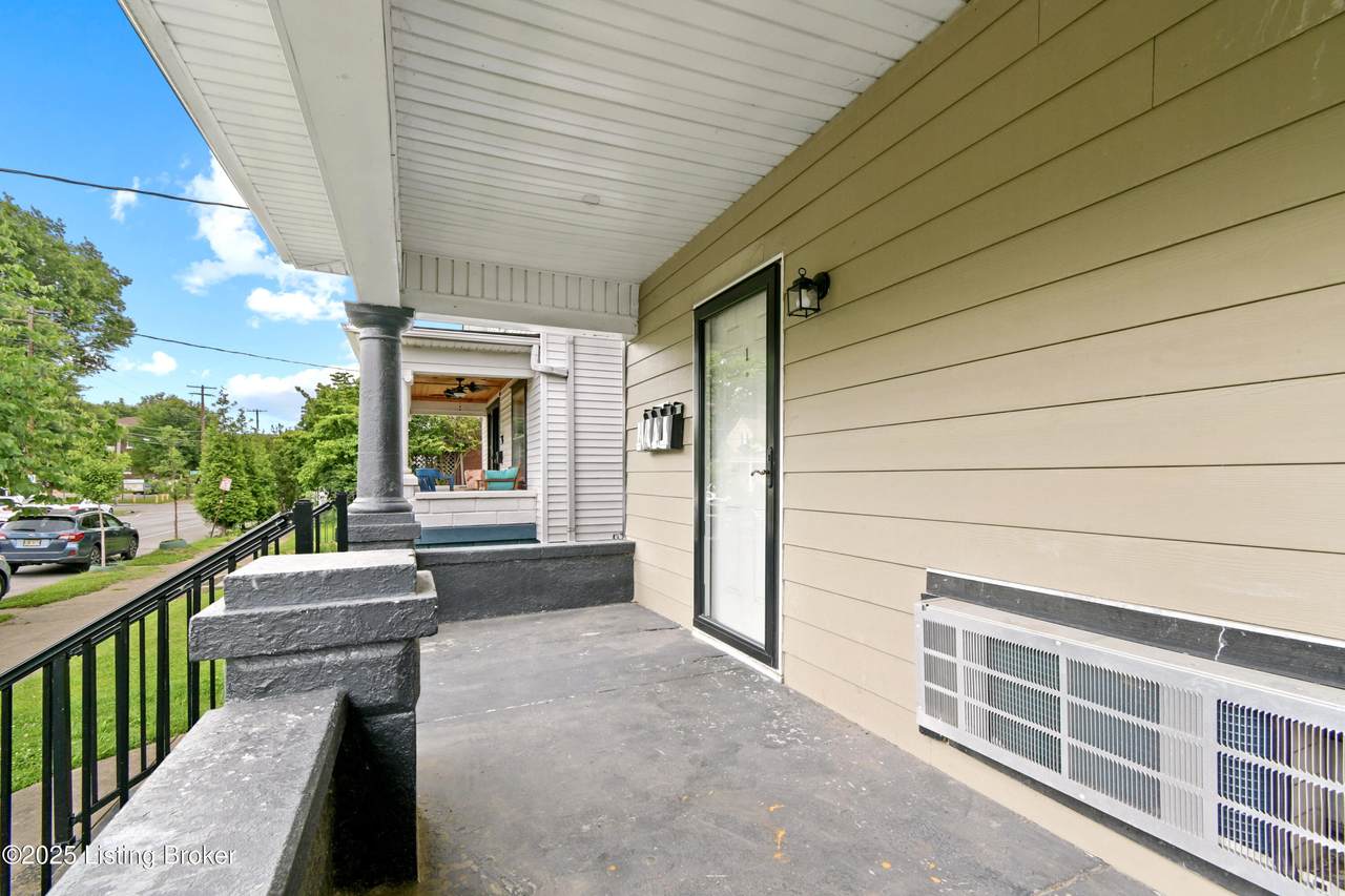 628 Oak St - Photo 1