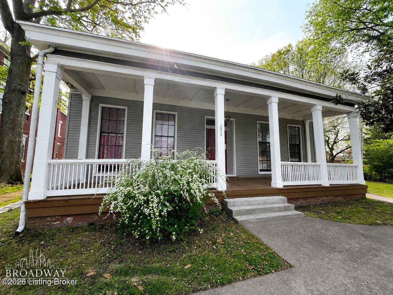 1072 Baxter Ave - Photo 1