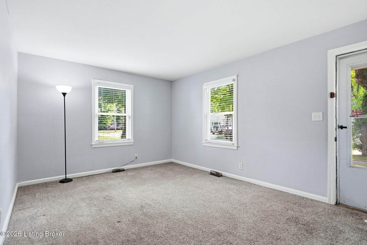 1047 Seelbach Ave - Photo 1