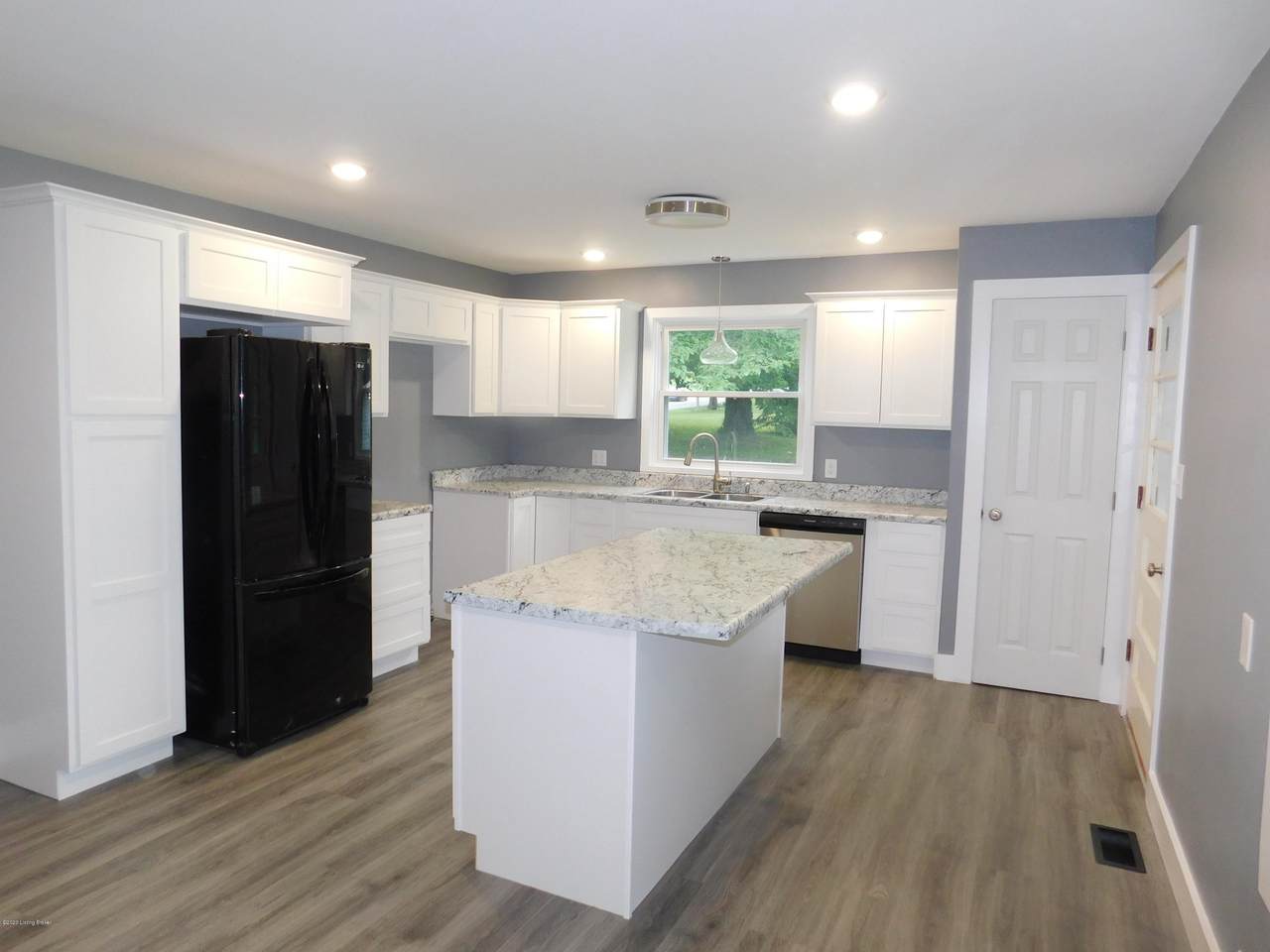 720 Main St - Photo 1