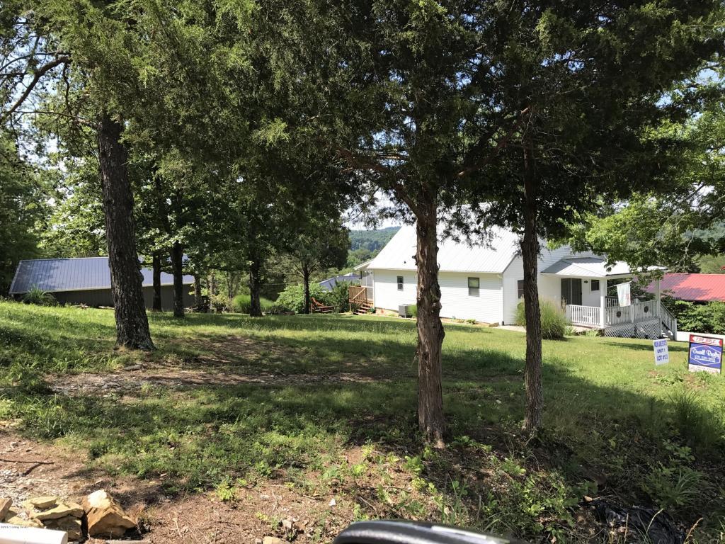 825 Lakeview Cir - Photo 1