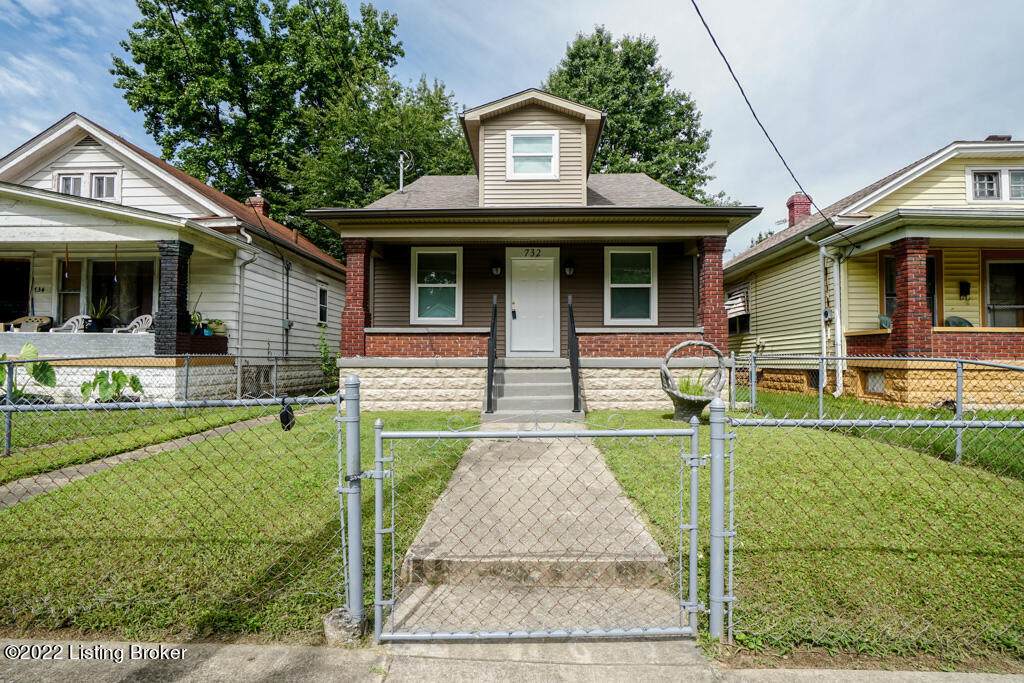 732 42nd St - Photo 1