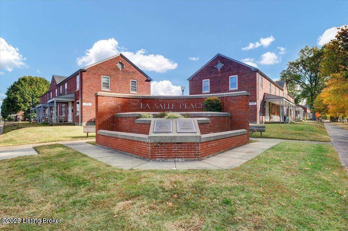 1737 Algonquin Pkwy - Photo 1