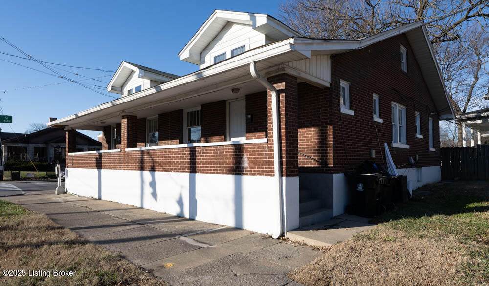 221 Woodlawn Ave - Photo 1