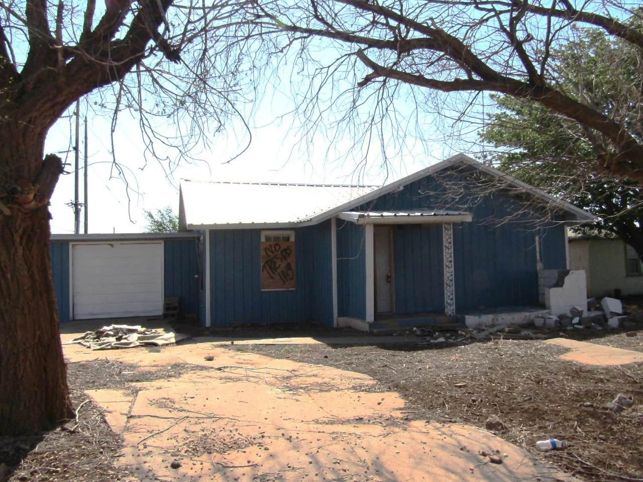 301 Ave C - Photo 1
