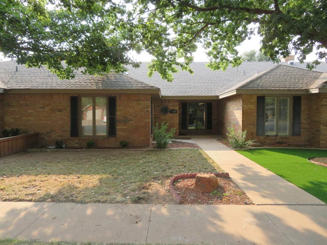 9720 Memphis Avenue - Photo 1