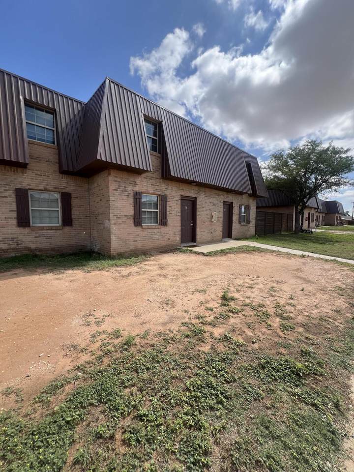 400 N Cedar Ave - Photo 1
