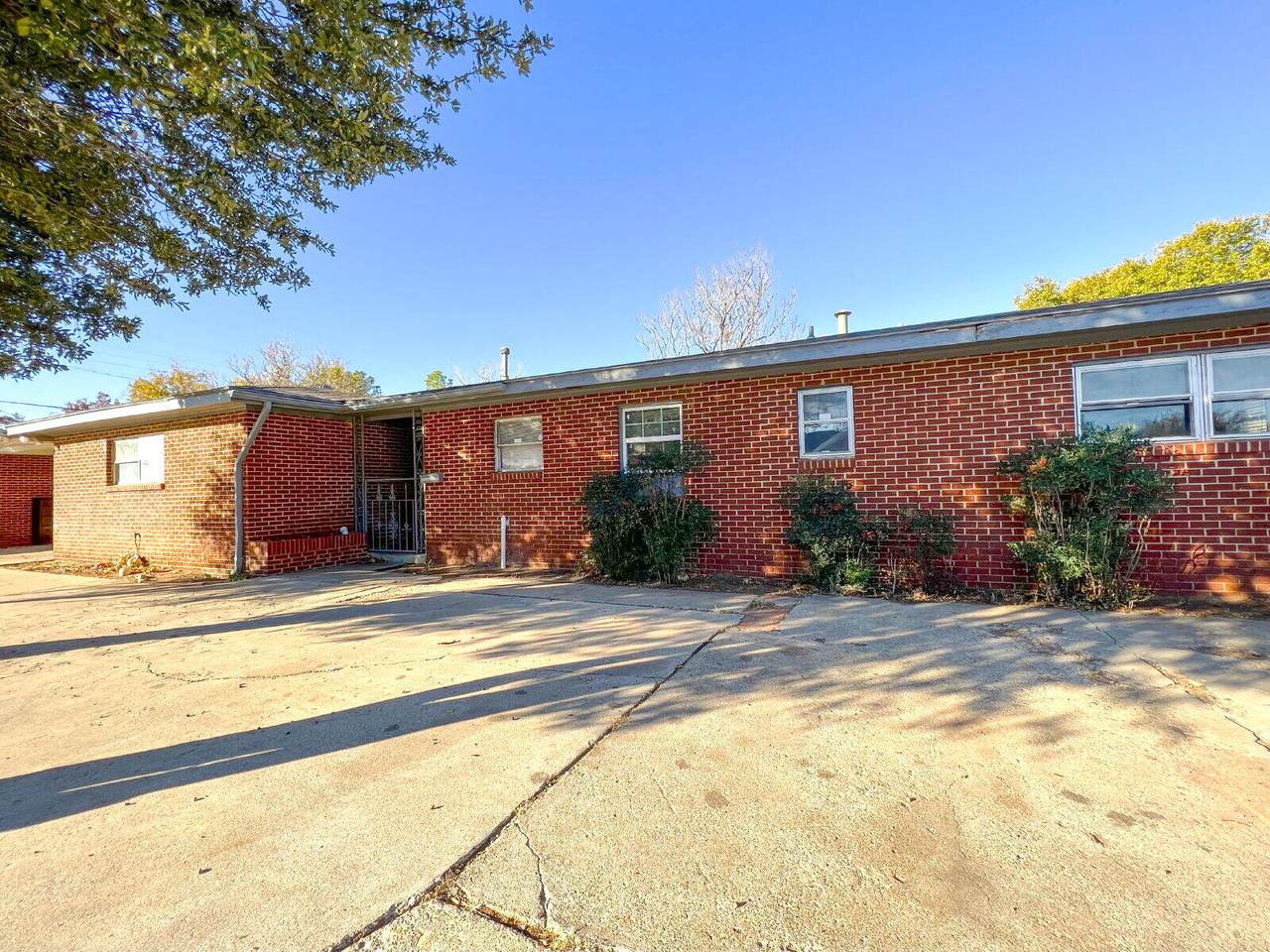 2301 32nd Street - Photo 1