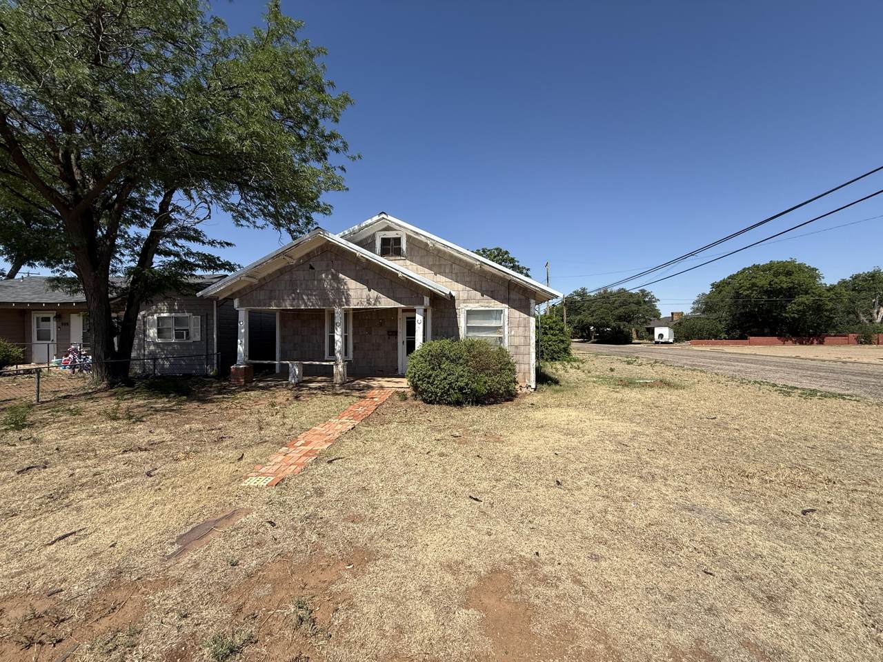 911 Ave. E Street - Photo 1