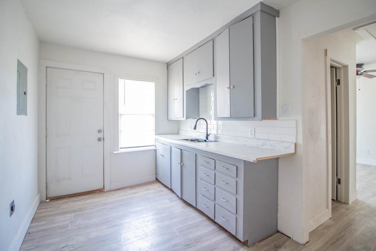 302 Avenue U - Photo 1