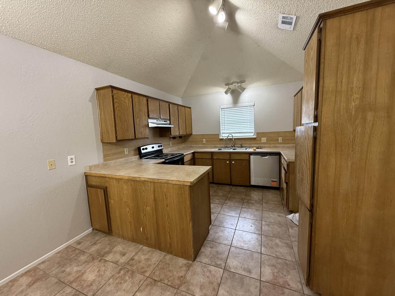 https://bt-photos.global.ssl.fastly.net/lubbock/1280_boomver_1_20260930145308571438000000-2.jpg