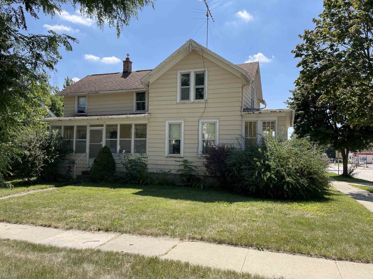 315 Center St - Photo 1