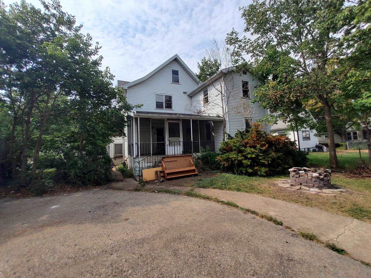 825 Bluff St - Photo 1