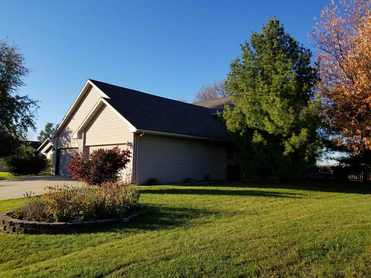 548 Rivendell Dr - Photo 1