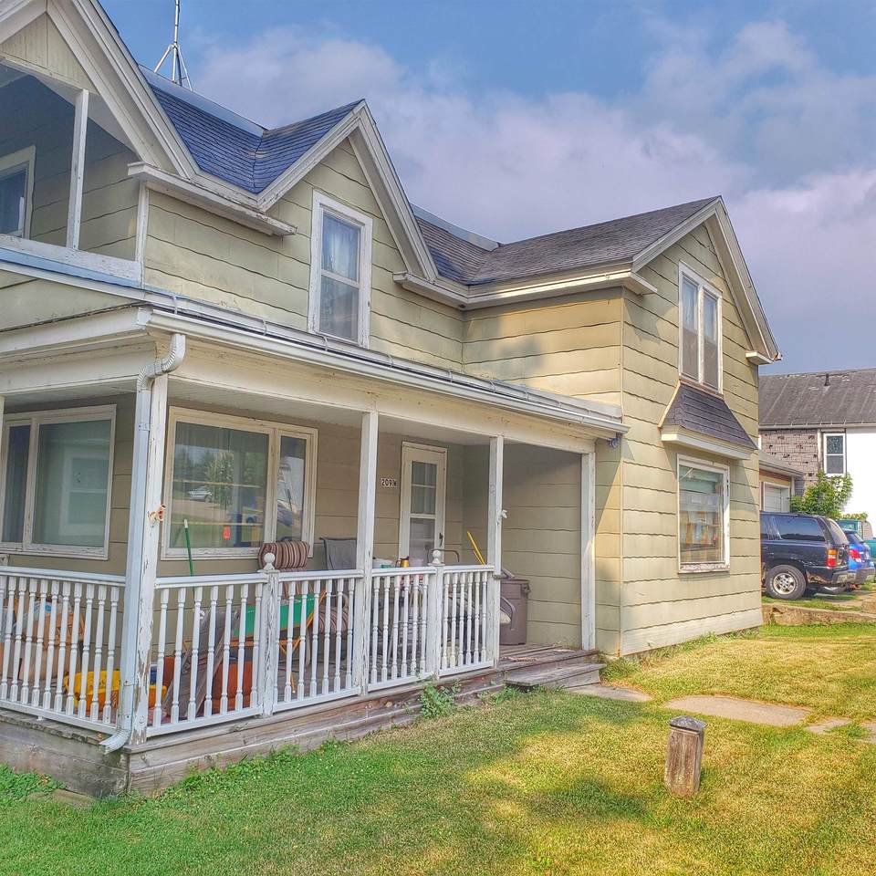 209 Edgewater St - Photo 1