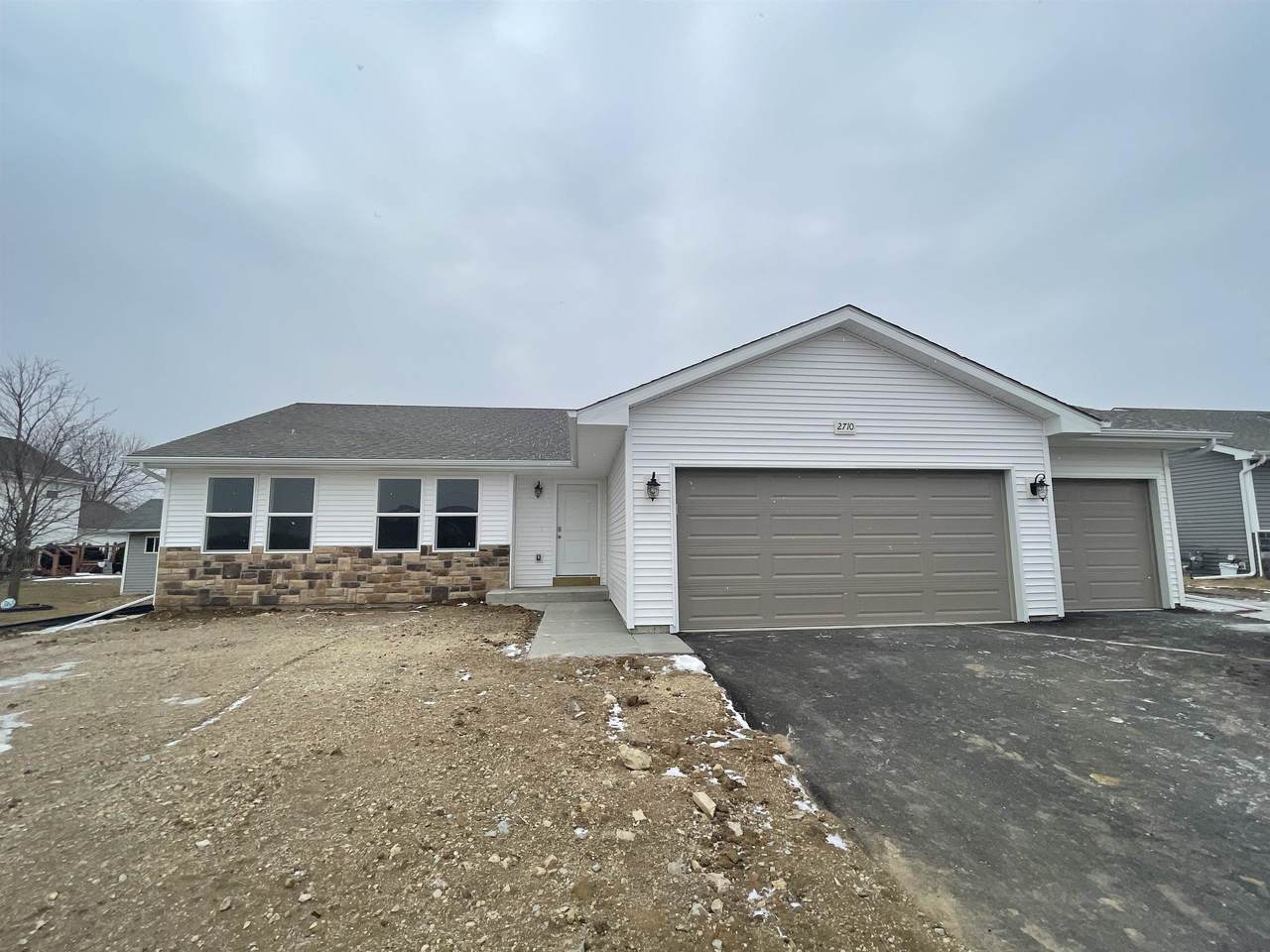 2710 Claremont Dr - Photo 1