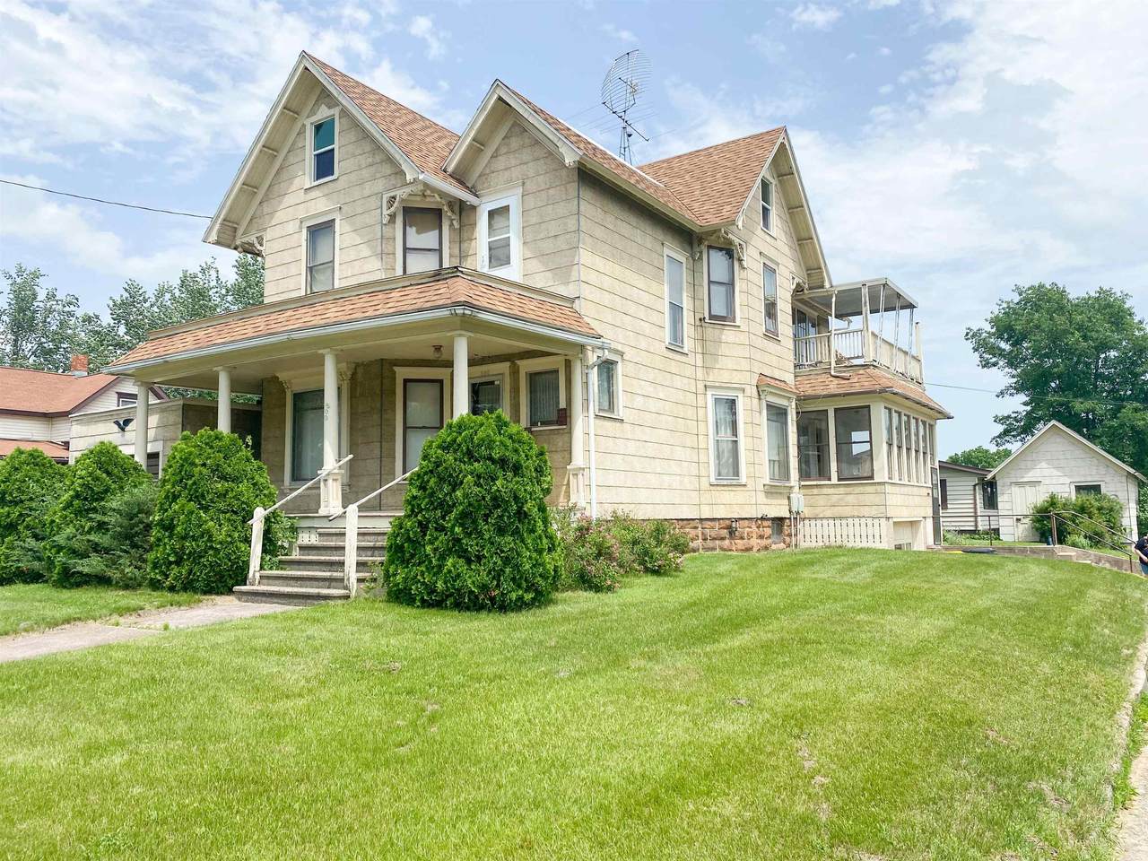300 Laurel St - Photo 1