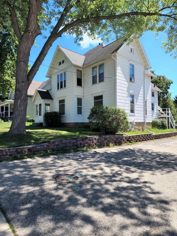 439 Ludington St - Photo 1
